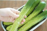 김치용으로 아삭한 식감의 백오이를 준비합니다. 굵은소금으로 살짝 문질러 세척합니다. 세척 시 표면에 상처가 나지 않도록 조심해요.