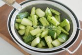 체에 밭쳐 물기를 털어내고, 짠맛이 강하면 흐르는 물에 가볍게 헹궈줍니다.