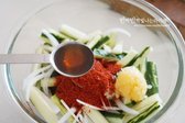 큰 볼에 오이와 양파를 담고 고춧가루 1 큰 술, 꽃게액젓 2½ 큰 술, 황설탕 1/2 큰 술, 매실액 1 큰 술, 다진 마늘 1 큰 술, 간 생강을 넣어줍니다. 새콤하게 하려면 식초를 추가합니다.