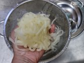 굵은 소금 1큰술로 노각을 20분간 절인 뒤, 흐르는 물에 씻고 물기를 꼭 짜서 준비합니다.