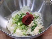다진 대파, 고추장, 맛술, 다진 마늘, 매실액을 섞어 양념장을 만듭니다.