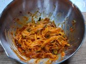 노각에 양념을 넣고 조물조물 무쳐 양념이 골고루 베이도록 합니다.