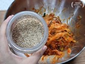 통깨를 뿌려 마무리하면 노각무침이 완성됩니다. 비빔밥이나 비빔국수에 곁들여도 좋습니다.