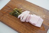 무는 먹기 좋게 썰어줍니다. 얇게 썰어도 좋고 식감 있게 썰어주어도 좋습니다.