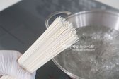 국수는 대략 100g 정도를 1인분으로 잡아 냄비에 국수가 충분히 잠길 정도의 물을 부은 뒤 팔팔 끓으면 펼쳐 넣어줍니다.