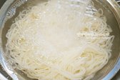 면이 익으면 찬물을 틀어놓고 체에 바로 소면을 부어줍니다. 그리고 찬물에 여러 번 헹구어 전분기를 제거해 줍니다.