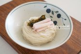 면을 먹기 좋게 말아 그릇에 담아줍니다. 그 위로 고명을 얹어줍니다.