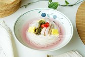 동치미국수는 새콤달콤한 국물과 쫄깃한 국수가 어우러져 시원하고 맛있습니다. 추운 날에 차가운 맛이 더 특별하게 느껴지는 맛있는 한 그릇입니다.
