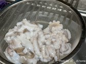 낙지는 밀가루로 문질러 씻고 5cm 길이로 잘라줍니다.