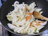 준비한 야채를 센 불에서 빠르게 볶습니다.