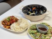 삶은 소면을 돌돌 말아 낙지 볶음 옆에 올리고, 참기름과 통깨를 뿌려 마무리합니다.