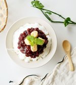 팥빙수는 얼린 우유 얼음과 팥, 떡의 조화로 시원하고 고소한 맛을 즐길 수 있습니다. 과일 통조림, 시리얼, 아이스크림 등 다양한 토핑을 추가하면 더욱 달콤하고 맛있습니다.