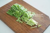 생열무 비빔밥을 만들 땐 연한 어린 열무나 수분감 있게 아삭한 것이 아삭아삭 맛이 좋습니다. 뿌리 부분은 잘라내고 줄기와 잎은 한 입에 먹기 좋게 3~4cm로 잘라줍니다.