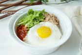 참치 열무비빔밥은 아삭한 생열무와 고소한 참치가 어우러져 매콤하고 감칠맛 나는 맛을 제공합니다. 간단한 양념장으로 맛과 식감을 더해 더운 날 입맛을 돋우는 푸짐한 한 그릇 요리가 됩니다.