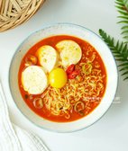 순두부를 부드럽게 담아 후추를 뿌려 마무리합니다. 순두부가 더해져 2/3봉지만 사용해도 1인분 충분히 넉넉하게 즐길 수 있습니다.