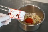 기름이 적당히 나오고 대파가 볶아지면 고춧가루 2/3큰술과 열라면 스프 2/3~1봉지를 넣줍니다.