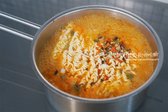 물이 끓어오르면 면과 건더기 스프를 넣고 끓입니다.