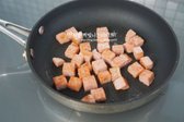 달군 팬에 스팸을 올려 기름 없이 겉을 노릇하게 구워줍니다.