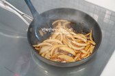 팬에 양파를 볶다가 진간장 1½ 큰 술, 맛술 1 큰 술, 올리고당 1/2 큰 술, 물 1 큰 술을 넣고 졸여줍니다.