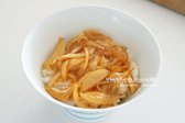 그릇에 밥을 담고 양파 소스를 올려줍니다.