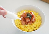밥 위에 스크램블과 스팸을 올린 뒤 김가루를 뿌리고 마요네즈를 얇게 뿌려줍니다.