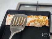 팬을 달군 후 기름을 두르고 종이타월로 살짝 닦아내면 계란말이가 깔끔하게 만들어집니다. 중약불에서 흰자와 크래미를 섞은 계란물을 얇게 부어 아랫면이 익으면 틈이 생기지 않도록 뒤집개로 눌러가며 조심스럽게 말아줍니다.
