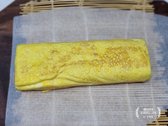 완성된 계란말이가 예쁘지 않거나 모양이 찌그러졌다면, 따뜻할 때 김밥 말이에 유산지를 깔고 돌돌 말아 모양을 잡고 꾹꾹 눌러서 빈공간 없이 단단하게 눌러주면 깔끔하게 정리됩니다.