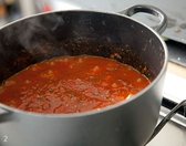 고기는 소금, 후추, 넛맥으로 밑간해서 볶아준 뒤 골고루 익었으면 불을 강하게 올리고, 레드 와인을 부어 알코올을 날린 뒤 토마토 소스를 부어 끓입니다. (이때 오레가노, 바질, 파슬리 등의 허브를 넣어주면 소스의 풍미를 더욱 좋게 할 수 있습니다.)