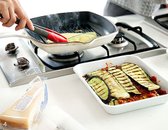 오븐용기 바닥에 토마토 소스를 잘 깔아주고 가지를 얹은 후 그 위에 파마산 치즈를 골고루 뿌립니다. 소스-가지-파마산 순으로 2~3번 정도 반복해 층을 쌓고, 맨 위에 모차렐라 치즈와 파마산 치즈를 듬뿍 뿌려줍니다. 180도로 예열한 오븐에 20~25분 구워냅니다.