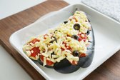 펼쳐진 위로 토마토소스를 넓게 펼쳐 발라준 뒤, 다진 양파와 파프리카, 베이컨, 슬라이스한 방울토마토, 블랙올리브, 모짜렐라 치즈 순서로 올려줍니다.