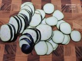 가지 손질은 밑동을 잘라내고, 동글동글하게 썰어줍니다. 개인적으로 껍질과 함께 먹는 것을 좋아해요.