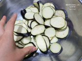양파는 얇게 슬라이스하고, 대파와 홍고추는 각각 잘라 준비합니다.