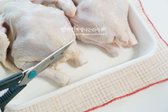 닭은 400~600g으로 5~6호로 준비해 꼬리와 목부분의 지방, 날개 끝 뾰족한 부분, 뱃속 안 뼈에 붙어 있는 내장까지 제거해줍니다.