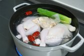 냄비에 2.5L 정도 물을 넣고 손질한 닭과 나머지 대추, 마늘, 대파, 한방재료를 넣어줍니다.