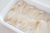 채반을 올린 트레이나 볼에 대구포를 하나씩 펼쳐 올려줍니다. 소금과 후추를 뭉치지 않게 조금씩 살짝 뿌려줍니다. 10~20분 정도 밑간하여 물기를 빼줍니다.