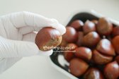 밤은 상태에 따라 껍질에 작은 홈이 있고 썩은 것은 골라내줍니다.