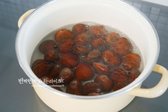 냄비에 손질한 밤이 자작하게 잠길 정도로 물을 붓습니다. 센불로 삶아줍니다. 끓어오르기 시작하면 중약불로 낮춘 뒤 뚜껑을 덮고 밤 삶는 시간을 20분~25분 정도 삶아줍니다.