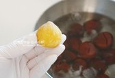 뜨거울 때 바로 차가운 물 또는 얼음물에 담갔다 껍질을 벗기면 수월하게 제거할 수 있습니다.