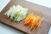 무와 당근은 채를 썰어줍니다.
