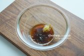 간장 2 큰 술, 맛술 2 큰 술, 굴 소스 1/2 큰 술, 황설탕 1/2 큰 술, 다진 마늘 1/2 큰 술, 다진 생강 약간, 참기름 1 작은 술을 넣어 섞어줍니다.