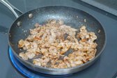 재운 고기는 달군 팬에 바싹 볶아줍니다.​