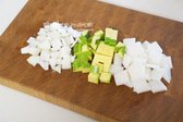 양파와 애호박은 사방 1cm 크기로 썰고, 무는 나박하게 썰어 준비합니다. 두부는 1~1.5cm로 깍둑썰고, 고추와 대파는 송송 썰어요. 청양고추나 버섯 등을 넣어도 좋아요.