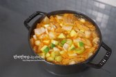 김치와 고기를 볶은 뒤 멸치 다시마 육수 500ml를 붓고 무를 넣어 한소끔 끓입니다. 무가 절반 이상 익으면 애호박, 양파, 대파를 추가합니다.