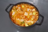 된장 1 큰술, 고춧가루 1 작은술, 다진 마늘 ½ 큰술을 넣고 양념이 뭉치지 않도록 풀어가며 끓입니다. 된장의 염도에 따라 양을 조절합니다.