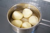 소금 1 작은 술, 황설탕 1 큰 술을 넣어줍니다.