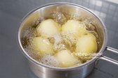 물 끓어오르면 중불로 낮추어 20~25분 삶아주세요.