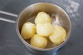 중약불로 수분을 날려 살살 굴려주면 겉에서 하얀 분이 생기기 시작합니다.​