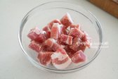 자른 목살을 볼에 담고 갈릭솔트 약간과 맛술 1 작은 술로 밑간합니다.