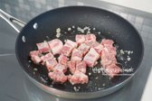 팬에 식용유 2 큰 술을 두르고 다진 마늘 1/2 큰 술을 넣어 마늘기름을 내며 볶습니다. 마늘 향이 나면 목살을 함께 넣어 볶아줍니다.