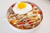 접시에 목살 볶음밥을 담고 마요네즈를 뿌린 후 달걀프라이를 올려 마무리합니다.